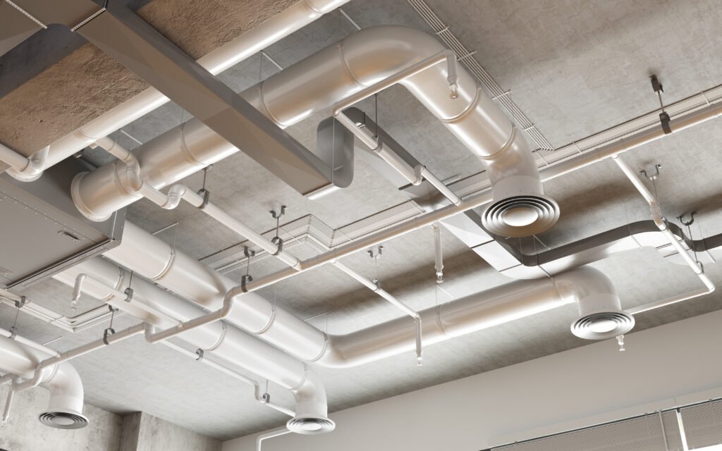 Conductos de ventilación y climatización en techo industrial